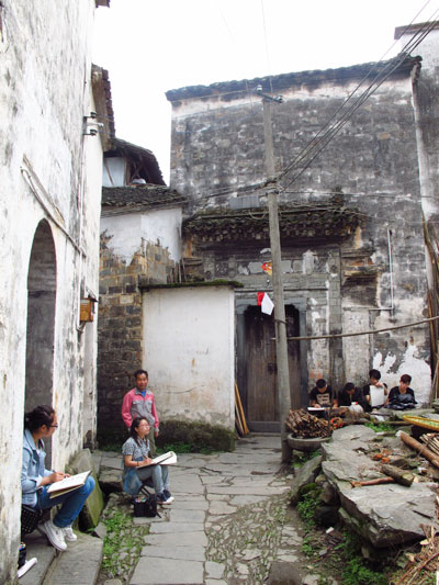 Wuyuan draws a big crowd of art students. Photo by Zhang Zixuan / China Daily