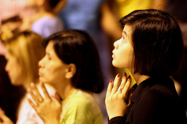 People pray at the Shwedagon pagoda. ZHANG WEI / CHINA DAILY 