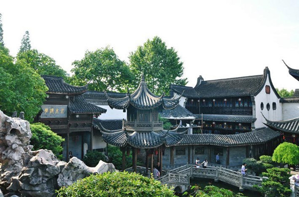 In 1999, the residence of Hu Xueyan was designated as a historical relic under the protection of Hangzhou city, and the renovation of the buildings began. Hangzhou invested 29 million yuan to renovate this typical Huizhou architecture. During the renovation, many high-quality building materials such as red sandalwood and nanmu wood (Phoebe nanmu) were used. In January 2001, the renovation project was completed, and Hu's residence regained its original appearance, including exquisite brick, wood, and stone sculptures. [Photo/GMW.cn]