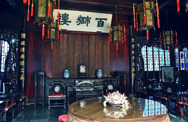 Baishilou (literally hundred lions building), is the main house of Hu's residence where his first wife lived. Hu's first wife and his mother lived upstairs. The main hall was the place to receive guests, and discus important matters. The red wood desk has a diameter of 2 meters, is the biggest red wood desk in Hanghzou. [Photo/GMW.cn]