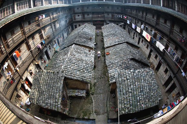 Inside of the Yanyi Enclosed House at Yangcun township in Longnan county, Jiangxi province.[Photo/Provided to China Daily]