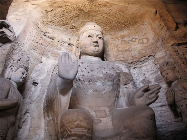 The chest of this Buddhist statue at Yungang Grottoes was scarred by years of wind and water erosion at Cave No 3, Sept 5, 2013. [Photo by Guo Rong/chinadaily.com.cn]