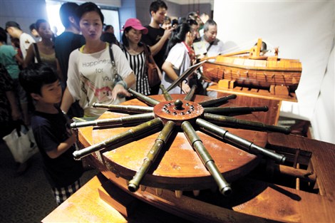 A big naval tank displayed at the Dreaming With the Master exhibition attracts lots of attention from children and parents at Shanghai Science and Technology Museum. Artist Leonardo da Vinci is also an engineer and inventor. 