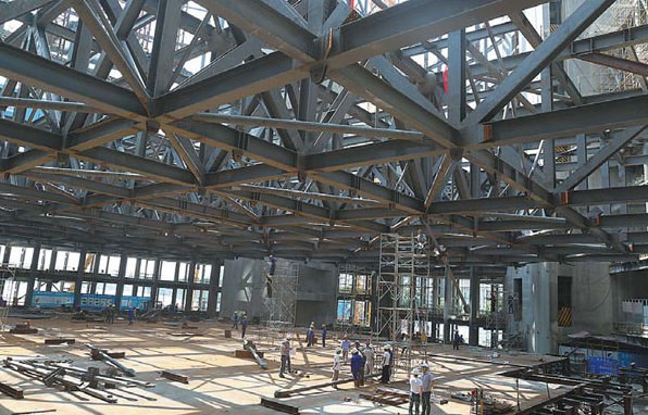 Raising the steel-trussed rooftop of the Han Show Theater in Wuhan, Hubei province, is just completed at the construction site. Provided to China Daily