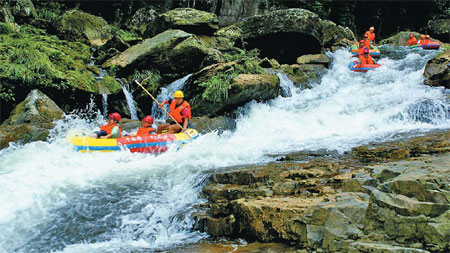 A white-water rafting tour is the best way to experience the thrill of Taoyuan River. Provided to China Daily  