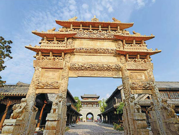 A recreation of ancient arch in the historic town Tai'erzhuang is well-known for its exquisite and complicated stone carves. Photos by Ju Chuanjiang / China Daily  
