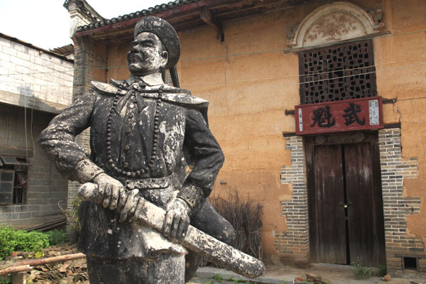 General Chen Jia's statue found at the village.  