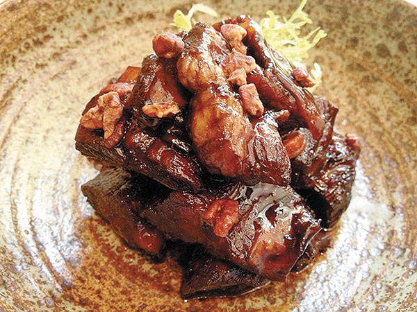 Deep-fried pomfret (above) is a highly recommended cold dish. Photo provided to China Daily  