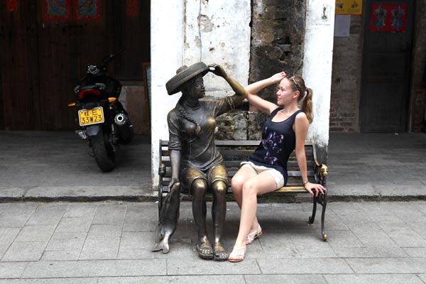 The flood of visitors enlivens the historical street.[Photo by Huo Yan / China Daily]