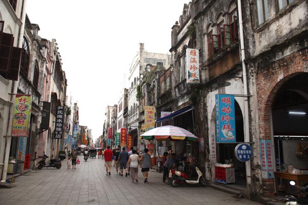 The buildings of the qilou (Chinese arcade houses) structure on Beihai's Old Street show its past glory as an important port of the Maritime Silk Road. [Photo by Huo Yan / China Daily]  