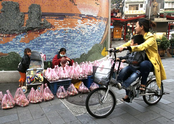 A stand sells sweet potatoes in a small alley in Jinshan. [Photo by Hu Jinxi / for China Daily]  