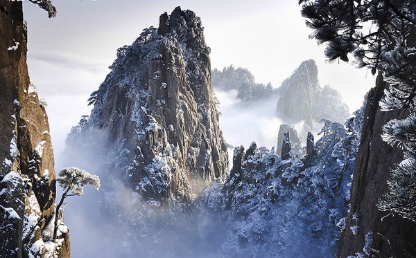 Huangshan Mountain is a popular destination all the year round. Gnarled pines, oddly-jagged rocks, strange-shaped stones, sea of clouds, hot springs and snowscape are the five highlights of the mountain. Huangshan Mountain changes into a picture that sliver peaks are embraced by frost and ice in winter. Travelers are very happy when seeing snowy mountainous sceneries and rare rime in the scenic area.