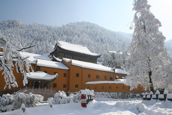 Jiuhua Mountain in winter is also beautiful. The scenic area will launch several promotion activities such as New Year's bell blessing Journey, View of the Buddhist Snowscape Tour, the Tour of the Heavenly Terrace etc. Besides, the scenic area will make special offers on accommodation and admission fees.