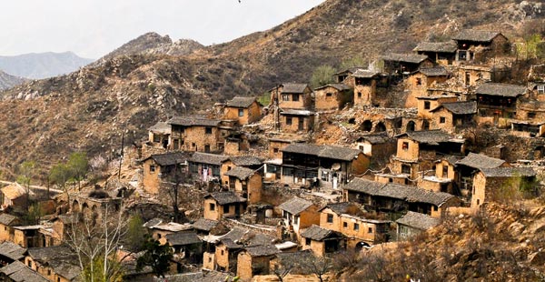 Dachang village in Yuxian county, Shanxi province, is known for its nearly 100 two-story houses perched on a steep slope.[Photo by Liu DeJun/China Daily]