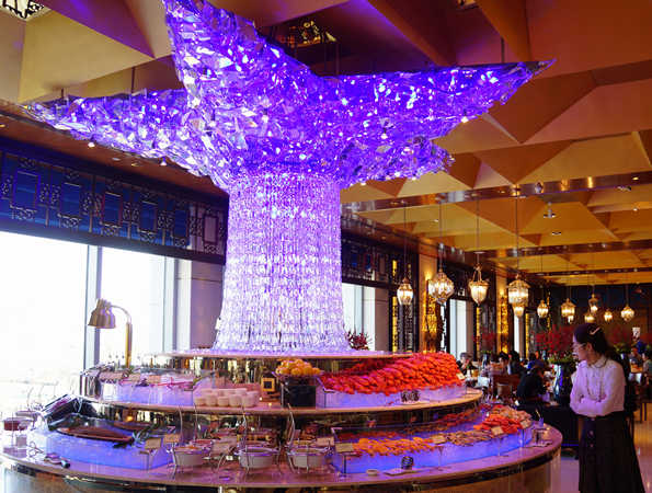 Auspicious Garden serves a free flow of Boston lobster. [Photo: China Daily] 