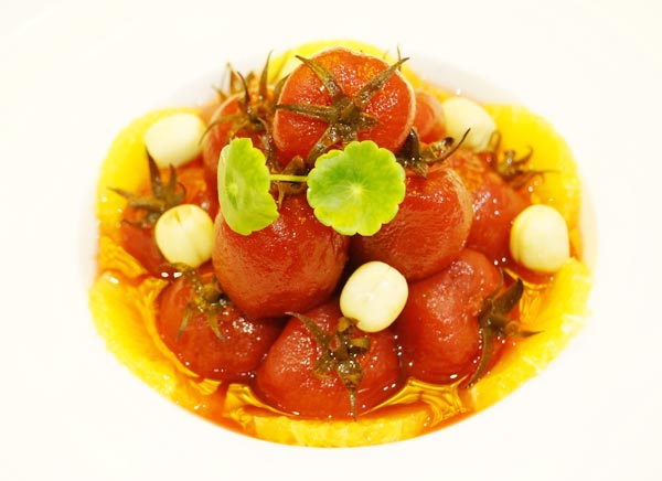 The peeled cherry tomatos are a popular appetizer at Xihe Tung Lok restaurant in Beijing. Photo source: China Daily)