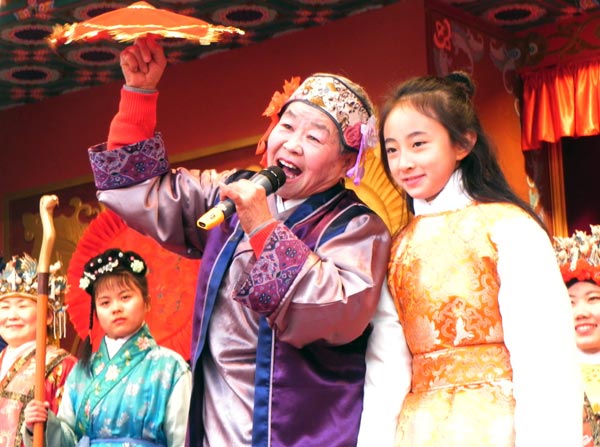The opera adapted from A Dream of Red Mansions is performed at Beijing's Daguanyuan temple fair.[Photo by Zou Weilin/Asianewsphoto]