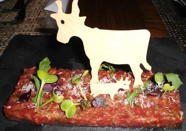 The presentation of the beef tartare deserves thumbs up.