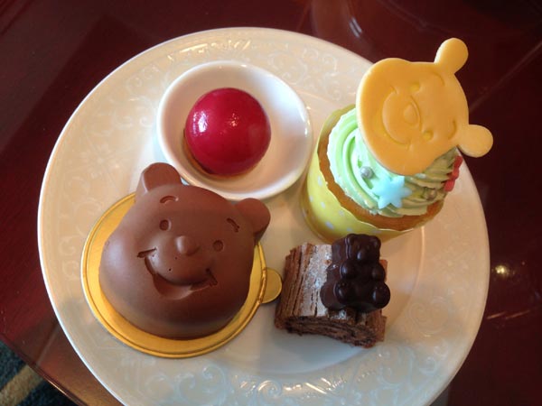 Teddy Bear afternoon tea is served at the Shenzhen Ritz-Carlton. (Photo: China Daily)