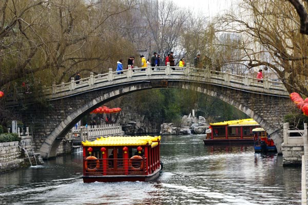 The moat, filled with springwater, is a major attraction in Jinan.[Photo by Ju Chuanjiang/China Daily]