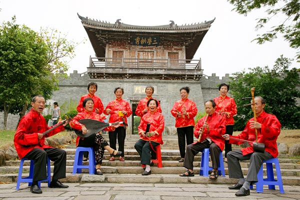 Local performers entertain visitors with free performances of Nanyin music, a 1,000-year-old traditional opera sung in southern Fujian dialect. Chen Yingjie/For China Daily