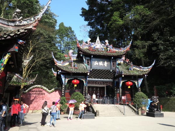 Gate of Mount Qingcheng.[Photo by Chen Liang/China Daily]