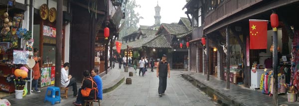 Visitors stroll around Gaizi Old Town, one of the historical towns near Mount Qingcheng in Chengdu, Sichuan province.[Photo by Chen Liang/China Daily]