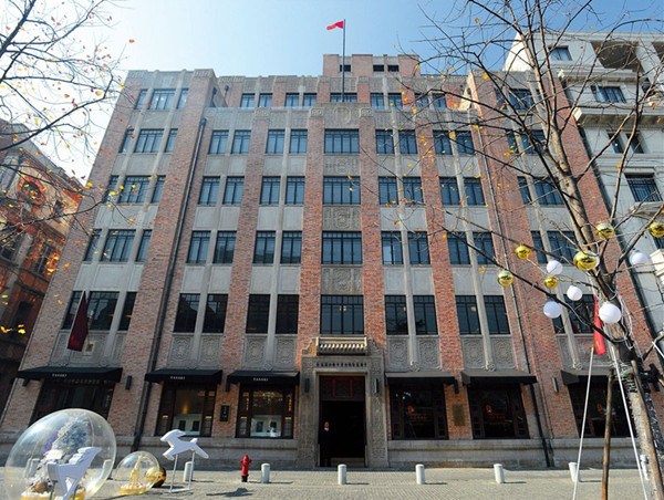 The National YWCA Building is graced by simplified architectural ornaments from the Ming and Qing dynasties.  Zhang Xuefei