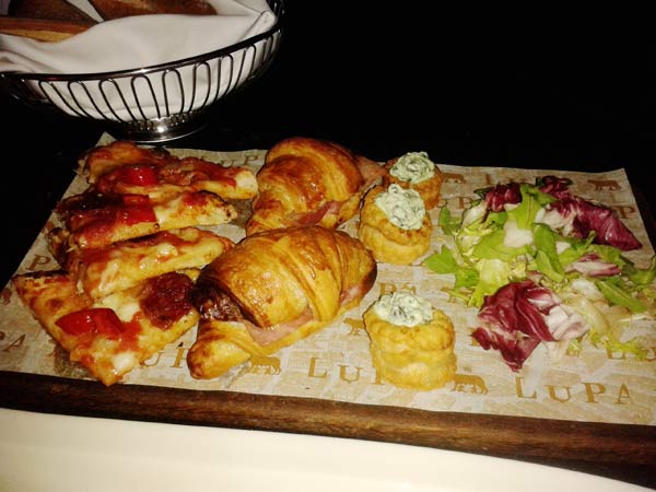 The rustici platter includes salami pizza, croissants with Parma ham, puff-pastry cups, calzone and vegetables. Photo by Donna Mah/China Daily 