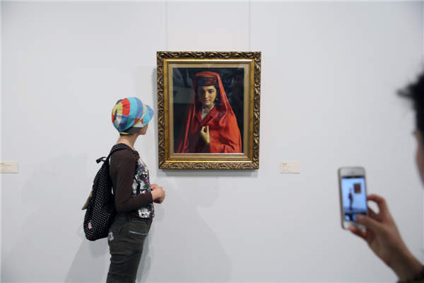 Visitors pose for photos at the Dadu Museum of Art on Sunday. (Photo: China Daily)