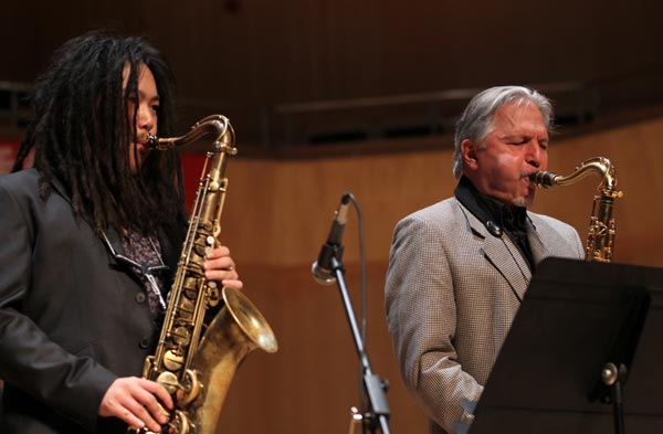 Chinese jazz musician Li Gaoyang (L) and American musician Jerry Bergonzi perform during their Quintet China Tour in Beijing on May 16, 2014. Photo provided to chinadaily.com.cn 