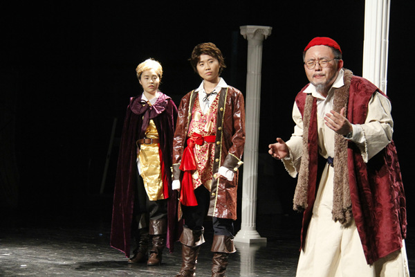 Students of Nanjing University's English department perform The Merchant of Venice at the school. [Photo/China Daily] 