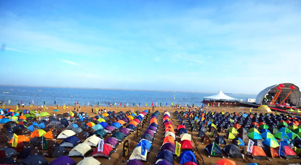 Beachgoers take to colorful tents for shade at Fengxian Beach.[Photo provided to Shanghai Star]