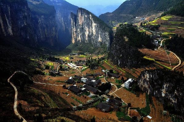 A small village is nestled in the depth of mountains near the Tiankeng Difeng scenic spot in Fengjie county, Chongqing. He Chuan / China Daily