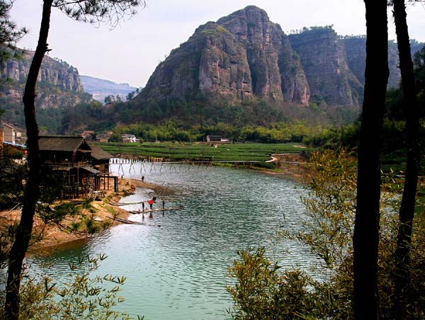 The Nineteen Peaks Scenic Area is a major tourist attraction in Xinchang city, Zhejiang province.