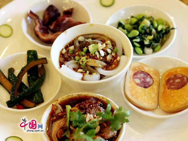 Chengdu, the capital city of Sichuan, is one of the only two cities in the world that have been recognized as a City of Gastronomy. To enable the delicious snacks to go even further, the city has joined the Creative Cities Network, which is a UNESCO project set up in 2004. Renowned snacks like Fuqi feipian, Lai Tangyuan and Long Chaoshou contribute as an indispensable part of the city's food and drink culture. [Photo/china.com.cn] 