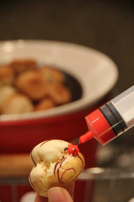 Sauce is injected into cream puffs at Cafe Zen in Shenzhen. [Photo provided to China Daily]    