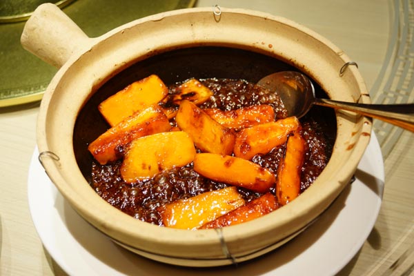 Papaya with sugar in clay pot at Wisca has a pleasing caramelized flavor. [Photo by Ye Jun / China Daily] 