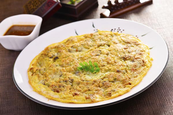 Oyster omelette served at Imperial Palace Restaurant. [Photo by Ye Jun / China Daily] 
