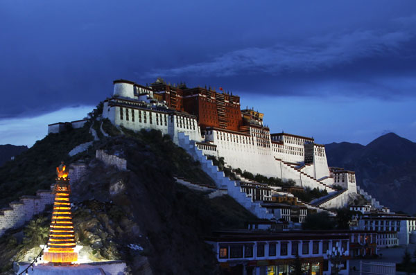 The illuminated Potala Palace dominates the skyline of Lhasa, capital of the Tibet autonomous region.[Photo provided to China Daily]
