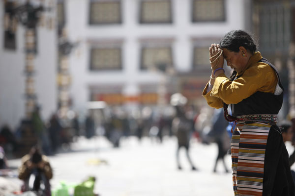 Worshippers clad in traditional attire are a common sight on Barkhor Street, the hub of activities in Lhasa.[Photo provided to China Daily]