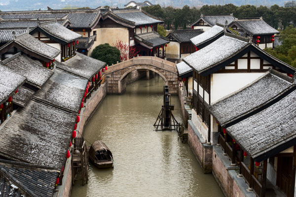 A water town with a classical style of southern China has been built in the Xiangshan Movie and Television City.[Photo provided to China Daily]