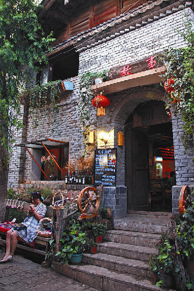 The exterior of a bar in downtown Lijiang, known as a city of love, in Yunnan province. Photo provided to China Daily