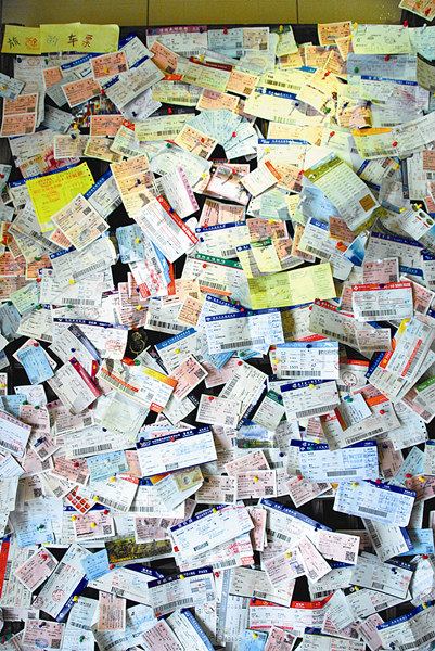 A message wall in a restaurant in Lijiang acts as a form of travel diary. The patrons attach all kinds of tickets for buses, trains and flights. [Photo by Xue Dan/China Daily]