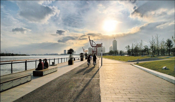 The less-crowded Xuhui Riverside Park is very cyclist-friendly.