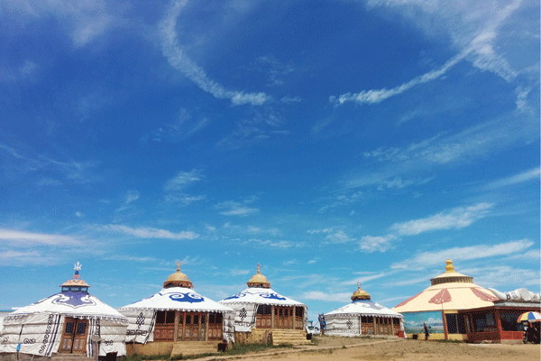 Life in a Mongolian yurt can be hard work, but those at Meng Gu Ren Shengdi resort in Xilamuren ease the pain considerably.[Photo by Matt Hodges/shanghai star]