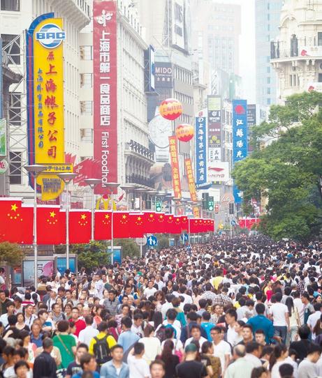 In this 2013 file photo, tourists throng to Nanjing Road Pedestrian Mall on National Day holiday.
