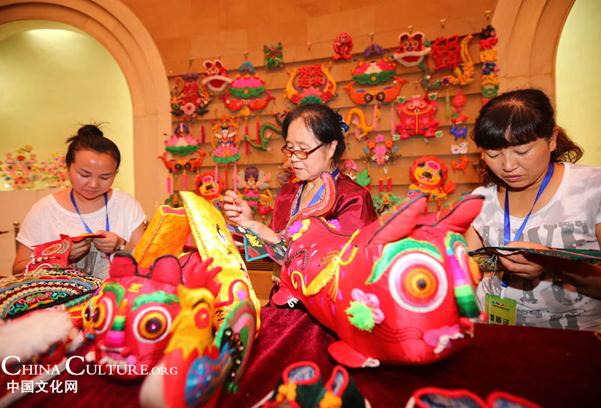 During the first Silk Road International Arts Festival, a Chinese and Arabic Intangible Cultural Heritage Exhibition is held at the Shaanxi Province Art Museum, showcasing exquisite artworks from China and Arabic countries, and folk craftsmen are invited to demonstrate their techniques. [Photo/Lu Xu]  