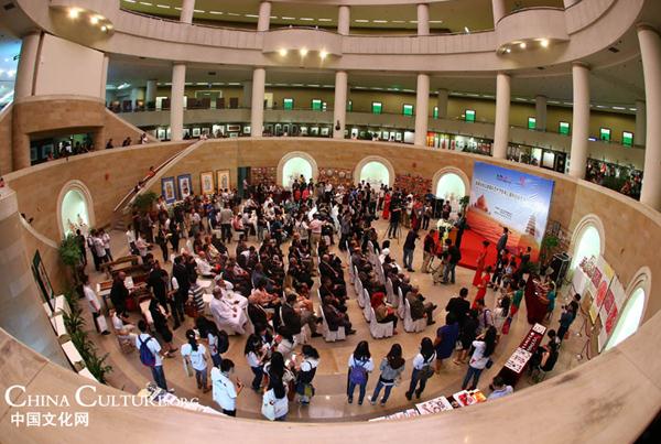 During the first Silk Road International Arts Festival, a Chinese and Arabic Intangible Cultural Heritage Exhibition is held at the Shaanxi Province Art Museum, showcasing exquisite artworks from China and Arabic countries, and folk craftsmen are invited to demonstrate their techniques. [Photo/Lu Xu]  