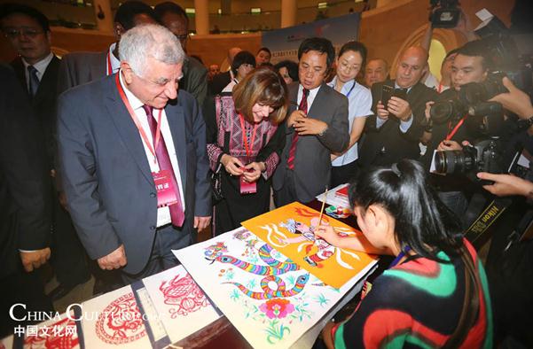 During the first Silk Road International Arts Festival, a Chinese and Arabic Intangible Cultural Heritage Exhibition is held at the Shaanxi Province Art Museum, showcasing exquisite artworks from China and Arabic countries, and folk craftsmen are invited to demonstrate their techniques. [Photo/Lu Xu]  